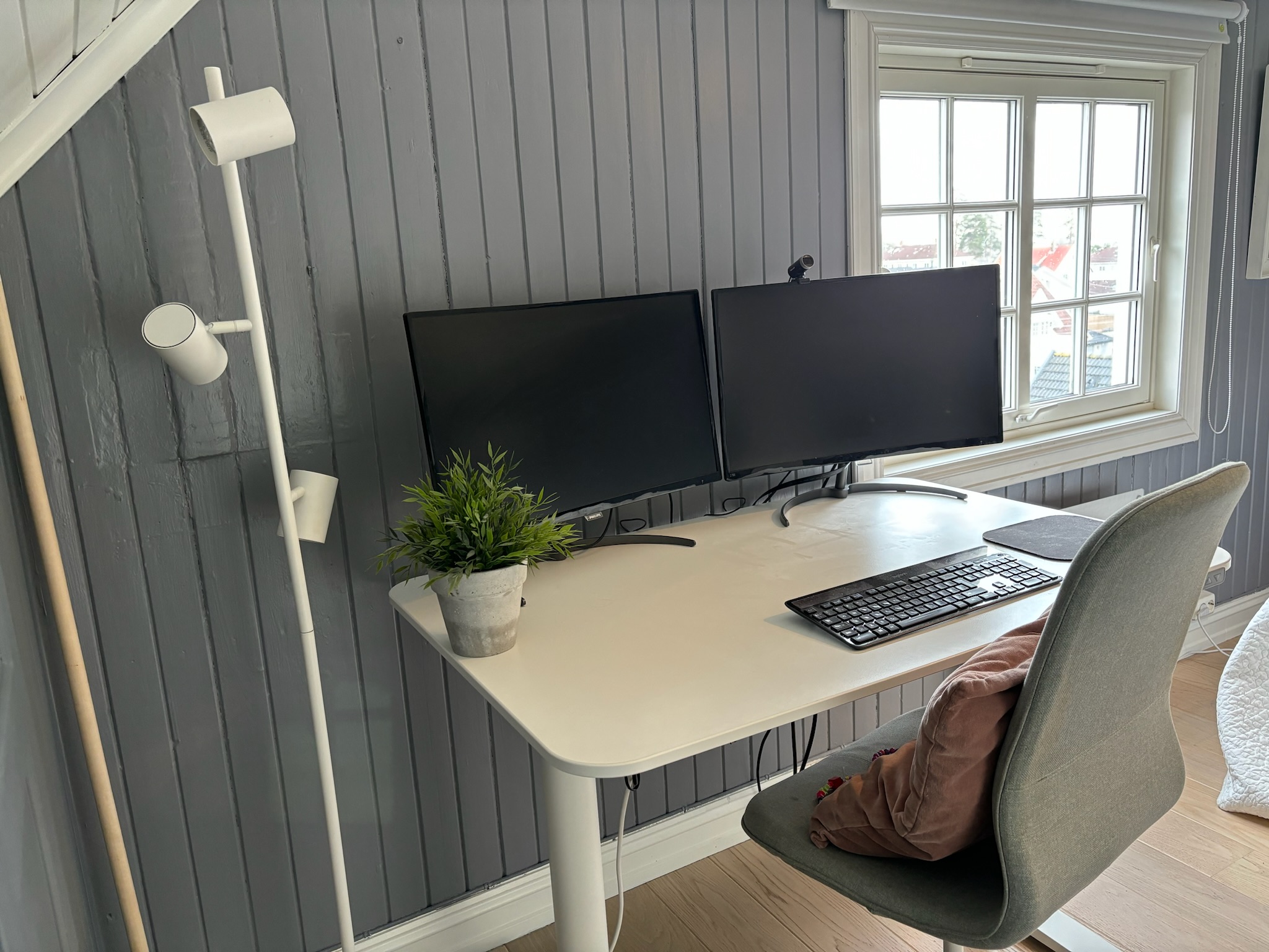 Bedroom 4 with working desk with monitors